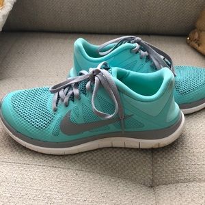 TENNIS SHOES - NIKES